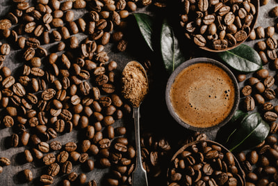 Kaffeebohnen mit Löffel
